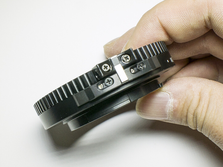 無限遠の誤差を補正する機構を特徴とする