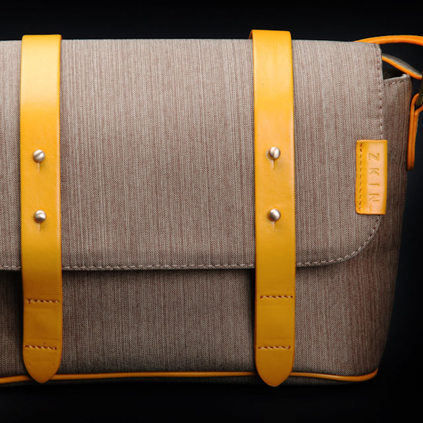 バッグ本体にファブリック生地、ベルトと底面などに本革を用いた