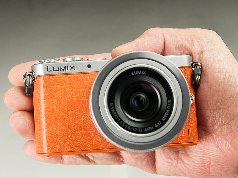 LUMIX DMC-GM1。手のひらにすっぽり収まるサイズ。