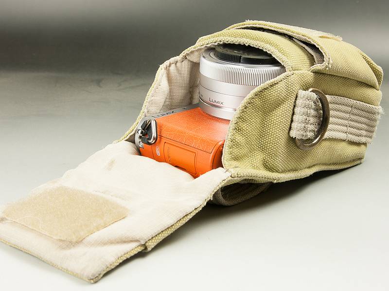 GM1を入れてみた。だいぶ盛り上がってしまっているが、ケース自体が柔らかく、意外に楽に出し入れできる。