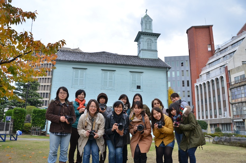 山口規子先生と、ツアー参加者のみなさんでハイ！ チーズ♪