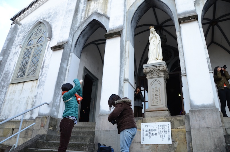大浦天主堂。天主堂の中は撮影が禁止されているので、天主堂の外観や入口のマリア像を撮影しました。マリア像は、フランスから贈られたものだそうです。