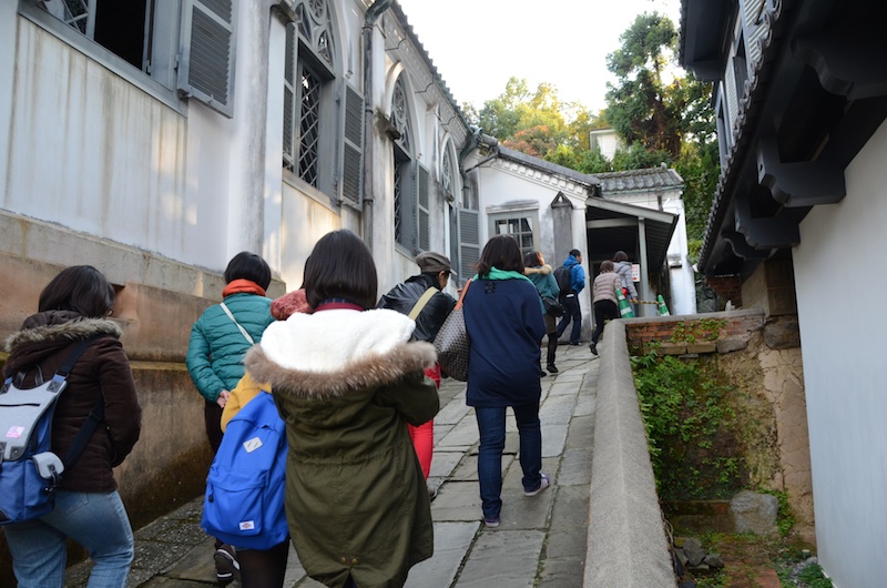 大浦天主堂の脇の道を通り、グラバー園へ。窓格子や石畳もフォトジェニック。みなさん足を止めて、撮影していました。