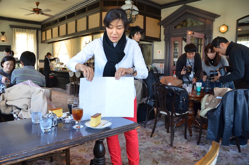 手前が暗いときは、レフ板を使って明るくするときれいに写すことができるそうです。レフ板がなくても、白い紙なら簡易的にレフ板として使うことができます。