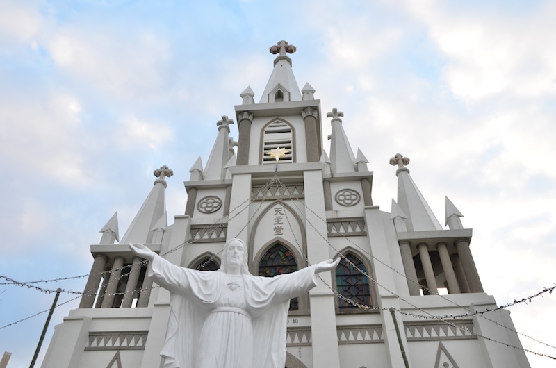 馬込教会は、ゴシック様式の鉄筋コンクリート造。白亜の美しい教会です。国の登録有形文化財で、外部見学は自由。教会内は、土・日曜に入ることができます。