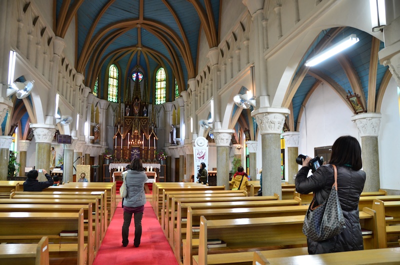 馬込教会は、ゴシック様式の鉄筋コンクリート造。白亜の美しい教会です。国の登録有形文化財で、外部見学は自由。教会内は、土・日曜に入ることができます。