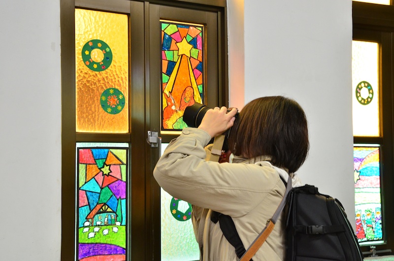 窓にはさまざまな絵が描かれたステンドグラス。透ける感じを試行錯誤しながら撮影していました。