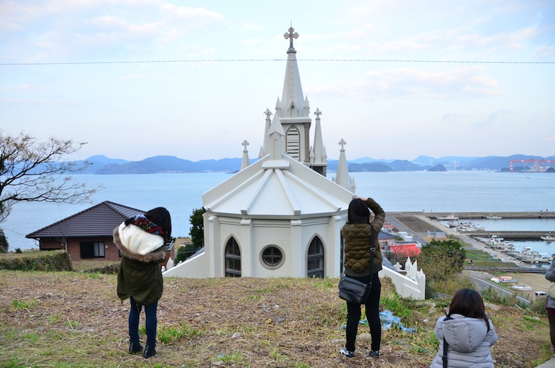 教会の裏の高台に上がると、教会の尖塔越しに海を眺めることができました。藍色に染まりつつある空と一緒に撮影しました。