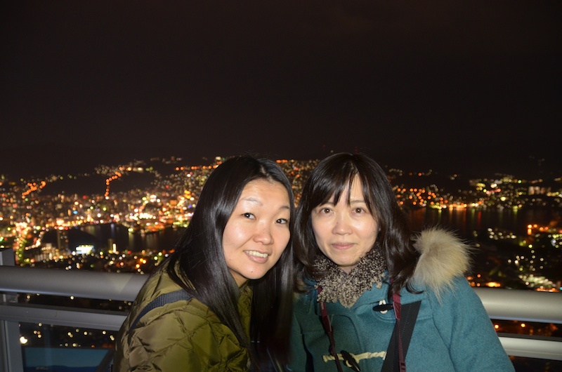 シーンモードの「夜景ポートレート」モードに設定して、ハイ！ チーズ♪