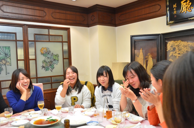 新地中華街の会楽園で女子会スタート♪ 円卓を囲んで美味しい中華料理をいただきました。みなさんすぐに仲良くなり、カメラ談義で盛り上がりました。