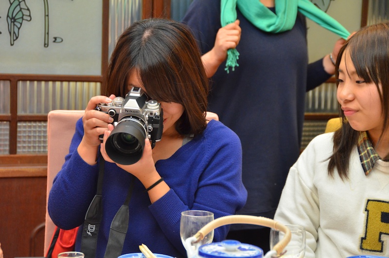 講評終了後、11月28日に発売されたばかりのニコンDfを触る時間が！　参加者の方も気になっていた機種のようで、みなさん嬉しそうにシャッターを切っていました。