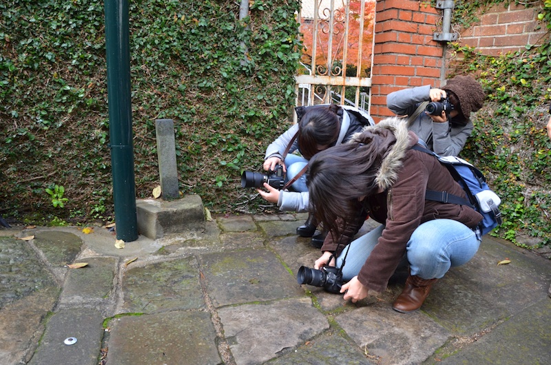大浦天主堂から祈念坂へ。ローアングルで坂をパチリ♪ 山口先生から、地面と空のように輝度差が大きいシーンでは、「アクティブDライティング」機能を使うと白トビ黒つブレが防げると教えていただきました。