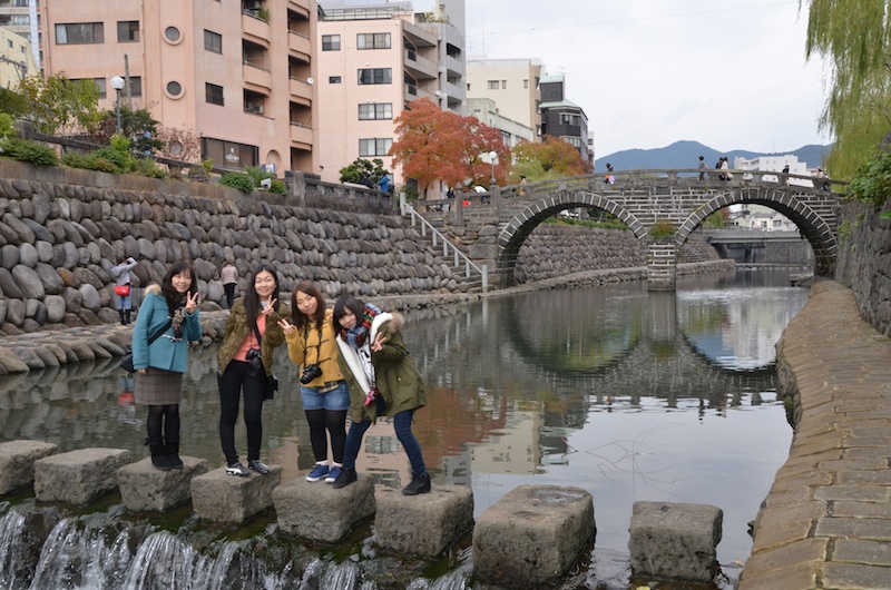タクシーに乗って眼鏡橋へ。日本最古のアーチ型石橋として国の重要文化財に指定されています。