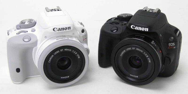 ブラックのEOS Kiss X7（右）と