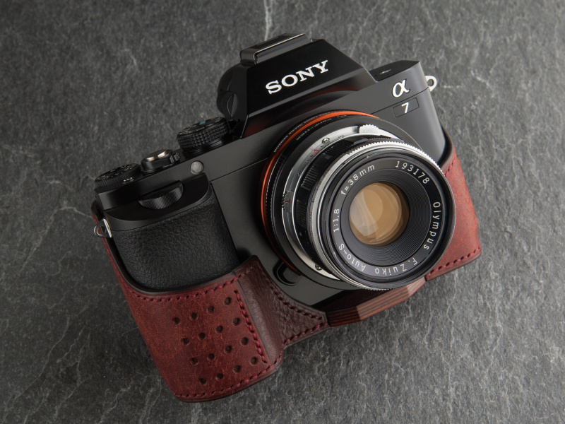 鳥井工房のα7エバレディケースは、USB窓付が37,800円、USB窓なしは34,800円だ