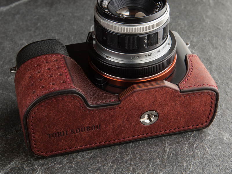 付属の固定ネジでボディに取り付ける。固定ネジは三脚穴を搭載している