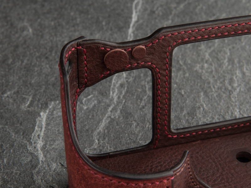 AELボタンを確実に押すためにレザーパッチが貼ってある。パッチを2枚貼ることで不用意な押し込みを防いでいる