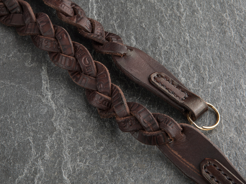 三つ編み部分に刻印を施す念の入れようだ。二重リング式で様々なカメラに装着できる