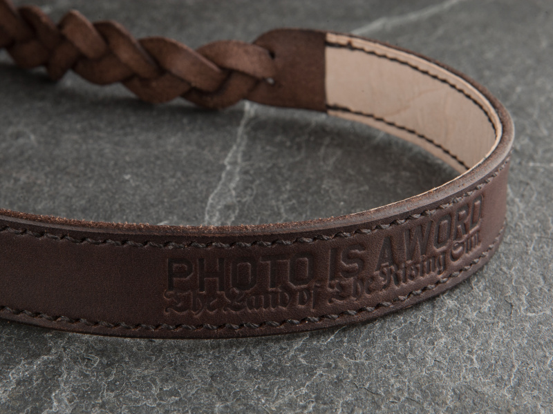 ショルダー部分には、PIWシリーズ共通のロゴが刻印されている