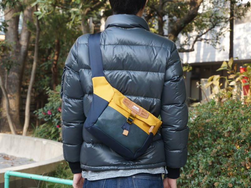 ポーチを手持ちのボディバッグに入れてみたところ、スリングタイプのカメラバッグのような使い勝手になった。