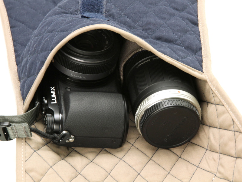 ボディとレンズが中でこすれ合わない。深さは20cmほど