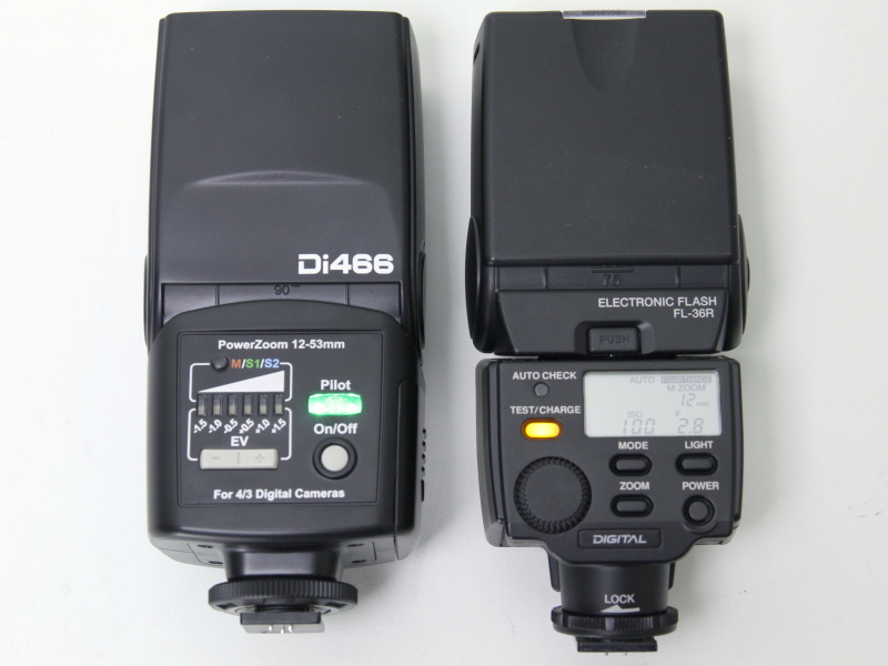 左がDi466、右がオリンパスFL-36R。Di466のシンプルな操作部が特徴的