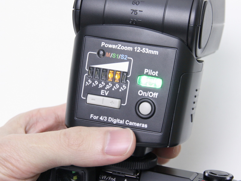 わかりやすい調光補正ボタンを用意。ダイレクトに操作できありがたい