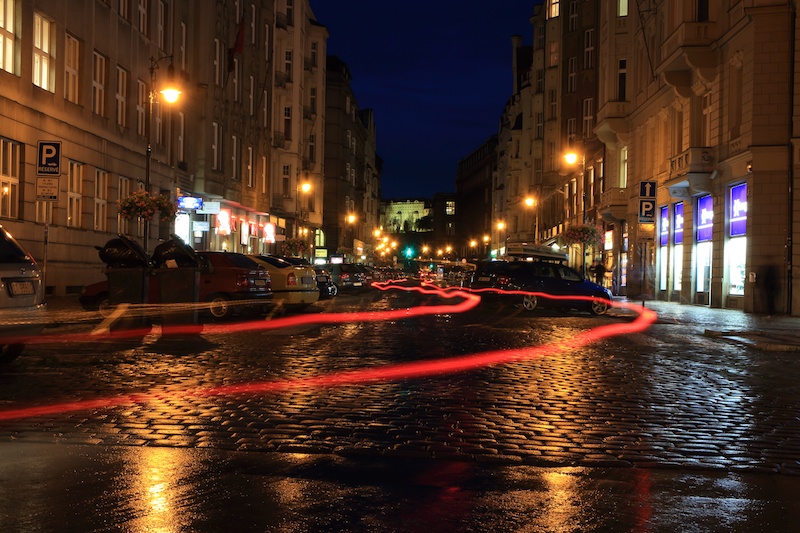 石畳なのでガタガタするため、車のライトの軌跡もフニャフニャと歪んでいるのがおもしろい。チェコならではの夜景。