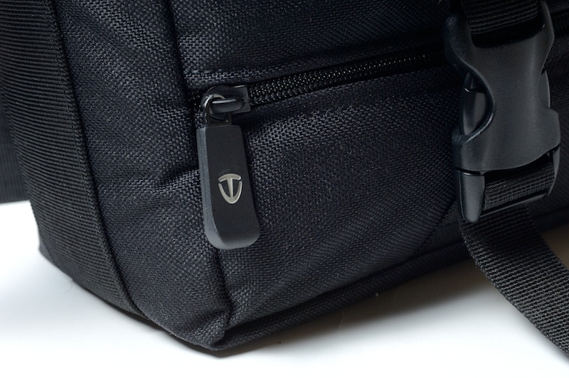 線ファスナーの引き手にもロゴが入る