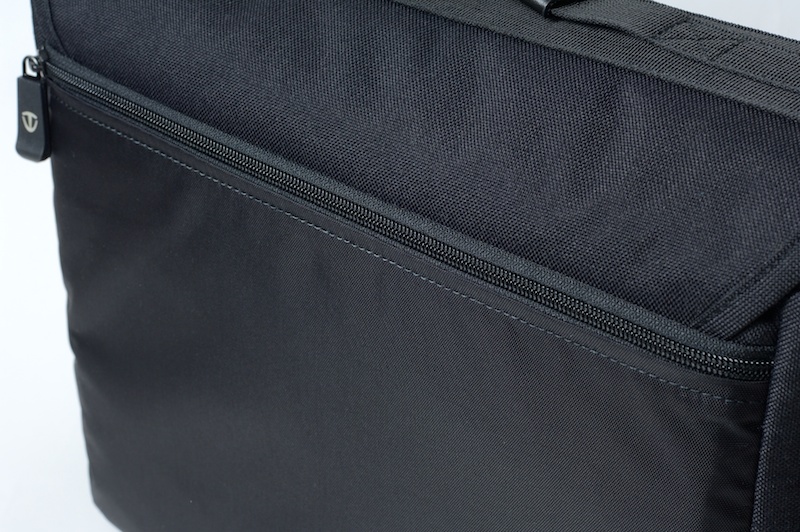 服に当たる面はバリスティックナイロンではないので服を傷めない