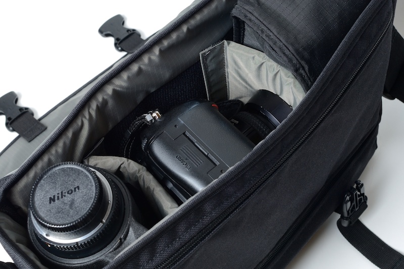 上部コンパートメントに機材をつめてみた。70-200mm F2.8ズームレンズとAPS-Cサイズミドルクラス一眼レフボディ+35mm単焦点レンズ、クリップオンストロボを収納したところ