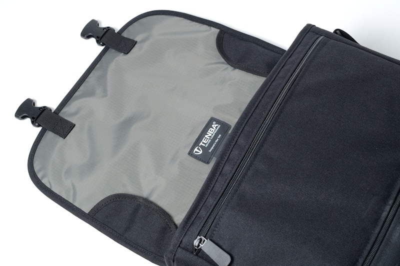 フラップ裏側と内部はグレー