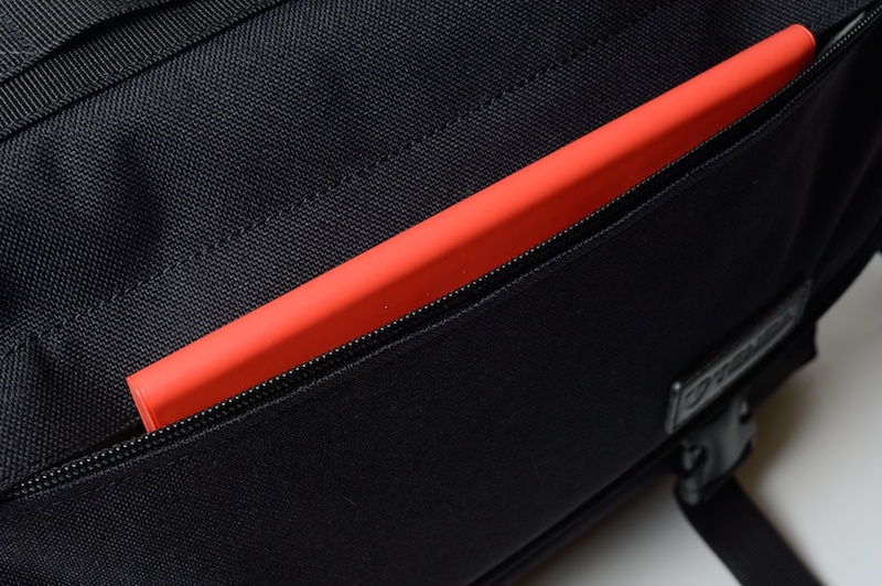 フラップのポケットにはB6サイズの手帳が収納できた