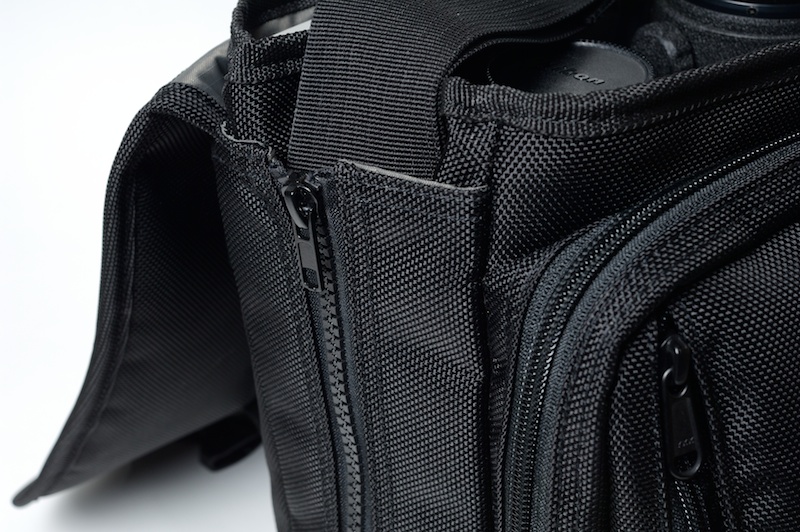 ストラップは線ファスナーの奥のマチ部分に固定されている