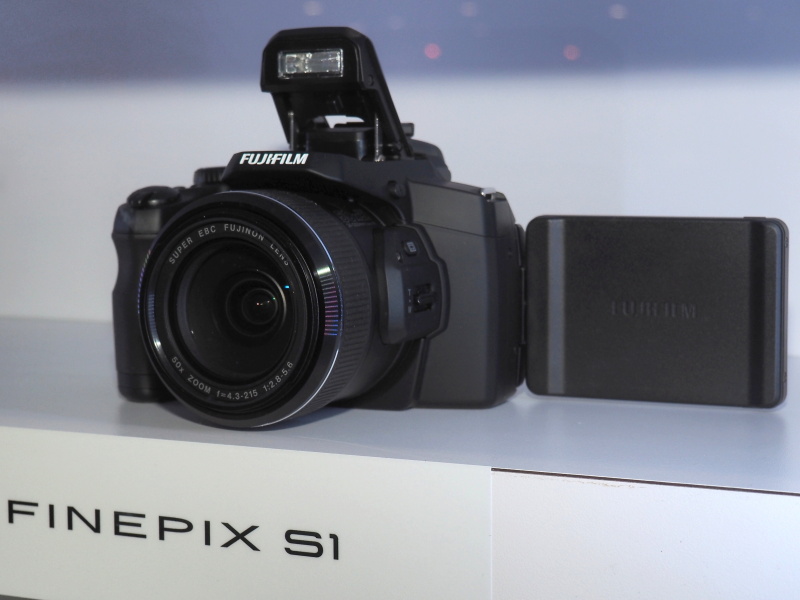 FinePix S1。レンズは24-1,200mm相当の50倍ズーム