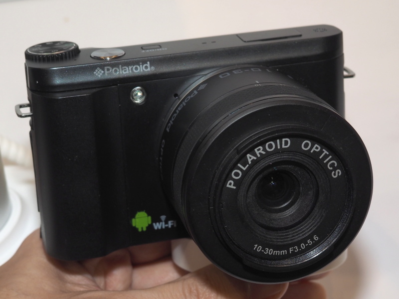 ポラロイドのミラーレスカメラ。こちらはAndroid OSとWi-Fi対応のマークがある