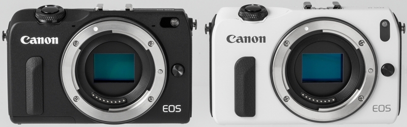 こんなふうに横並びにするとよくわからないが、先代のEOS M（右）に比べるとわずかに小さい（白いせいで大きく見えるのもあるが）。