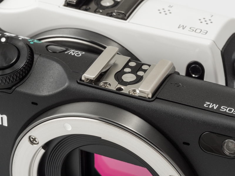 内蔵マイクの位置が、上面から前面に移動。指でふさいでしまうトラブルを避けるためらしい。