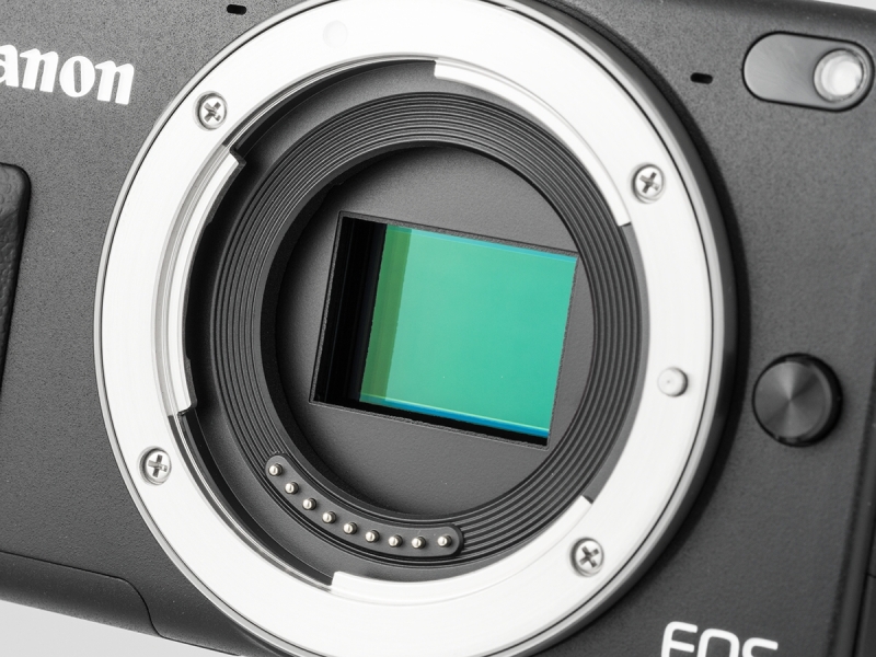 有効1,800万画素のCMOSセンサー。横80％×縦80％の範囲で位相差検出AFが可能になっている。