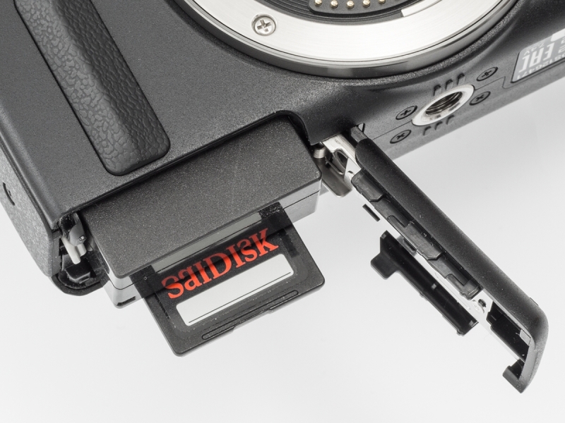 記録メディアはSD/SDHC/SDXCメモリーカード。電源のバッテリーパックLP-E12は容量があまり大きくないので、予備は必ず用意したい。