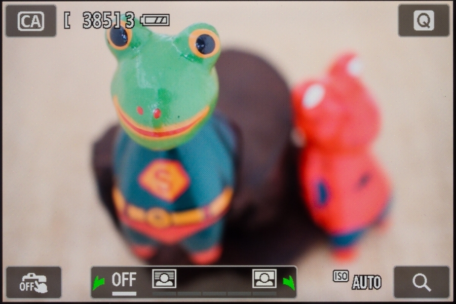 クリエイティブオートモードの画面。電子ダイヤルを回すと「背景ぼかし設定」が利用できる。