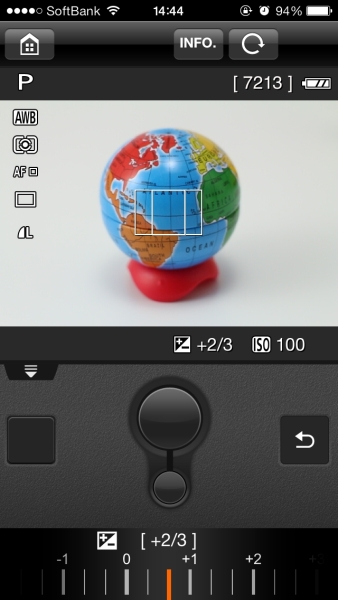 「リモート撮影」の画面。モードの変更などができないのは不便だが、感度の変更や露出補正は可能だ。下部の大きな丸がシャッターボタンで、小さいのがAF作動ボタン。
