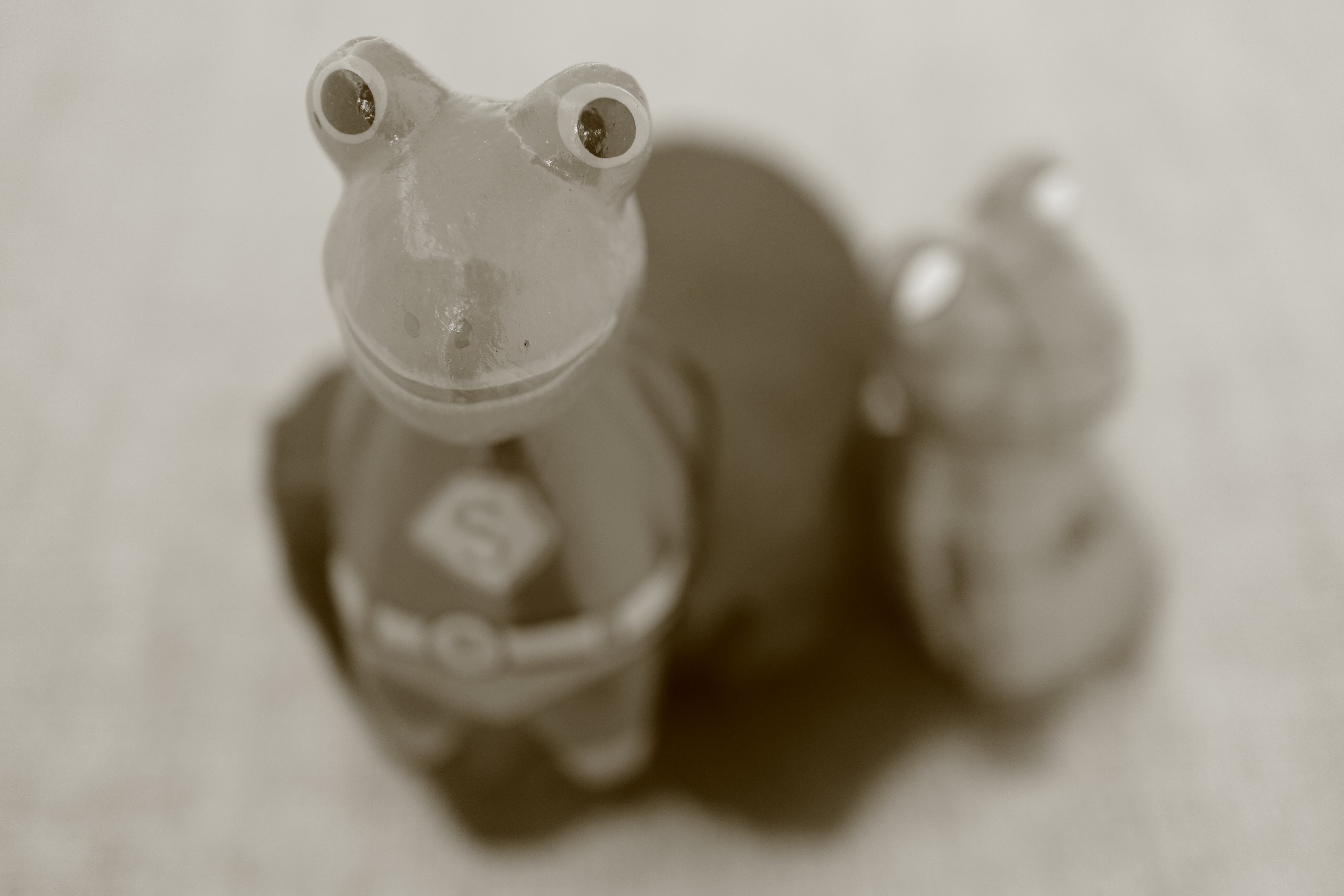 エフェクト：モノクロ（シャープネス：3、コントラスト：-3、フィルター効果：N＝なし、調色：S＝セピア）