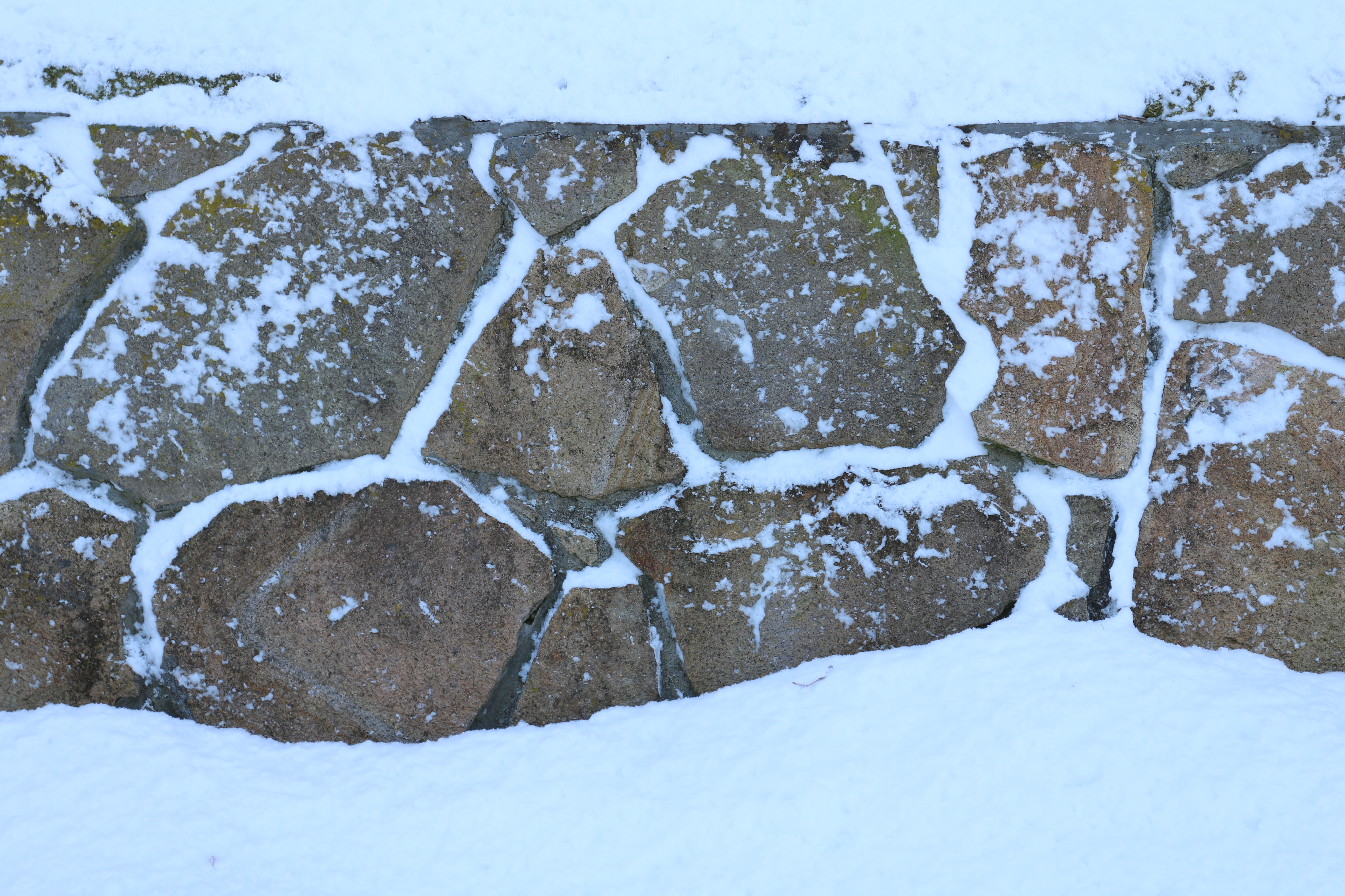 今年は雪が遅くて助かっていたが、その分、降りはじめたら急に深くなった。EF-M 18-55mm F3.5-5.6 IS STM / 1/125秒 / F6.3 / +0.7EV / ISO100 / 絞り優先AE / WB：オート / 48mm