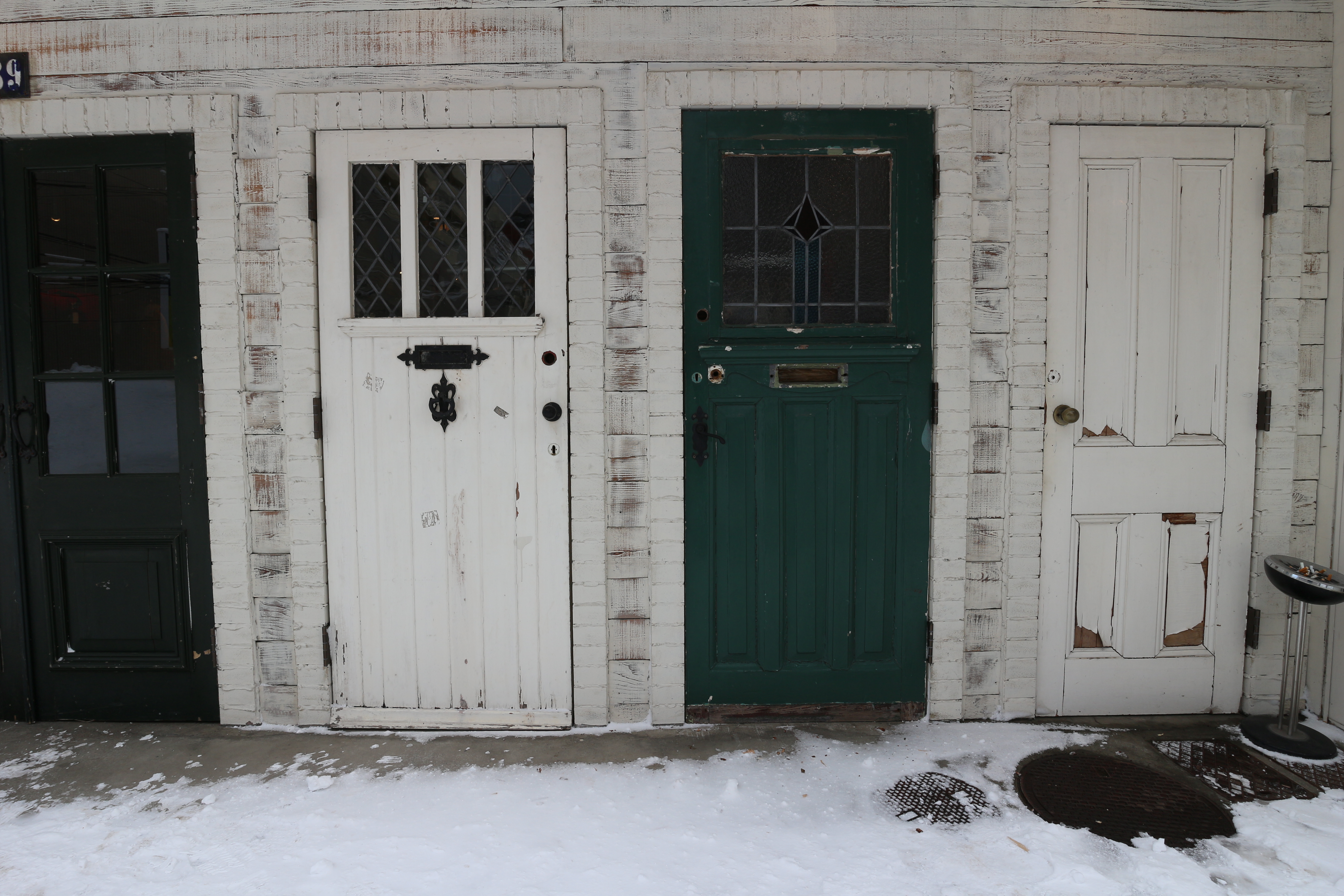 ドアがいっぱいのお店（たぶん、服屋さん）を見つけたので。EF-M 11-22mm F4-5.6 IS STM / 1/125秒 / F8 / 0EV / ISO100 / プログラム / WB：オート / 11mm