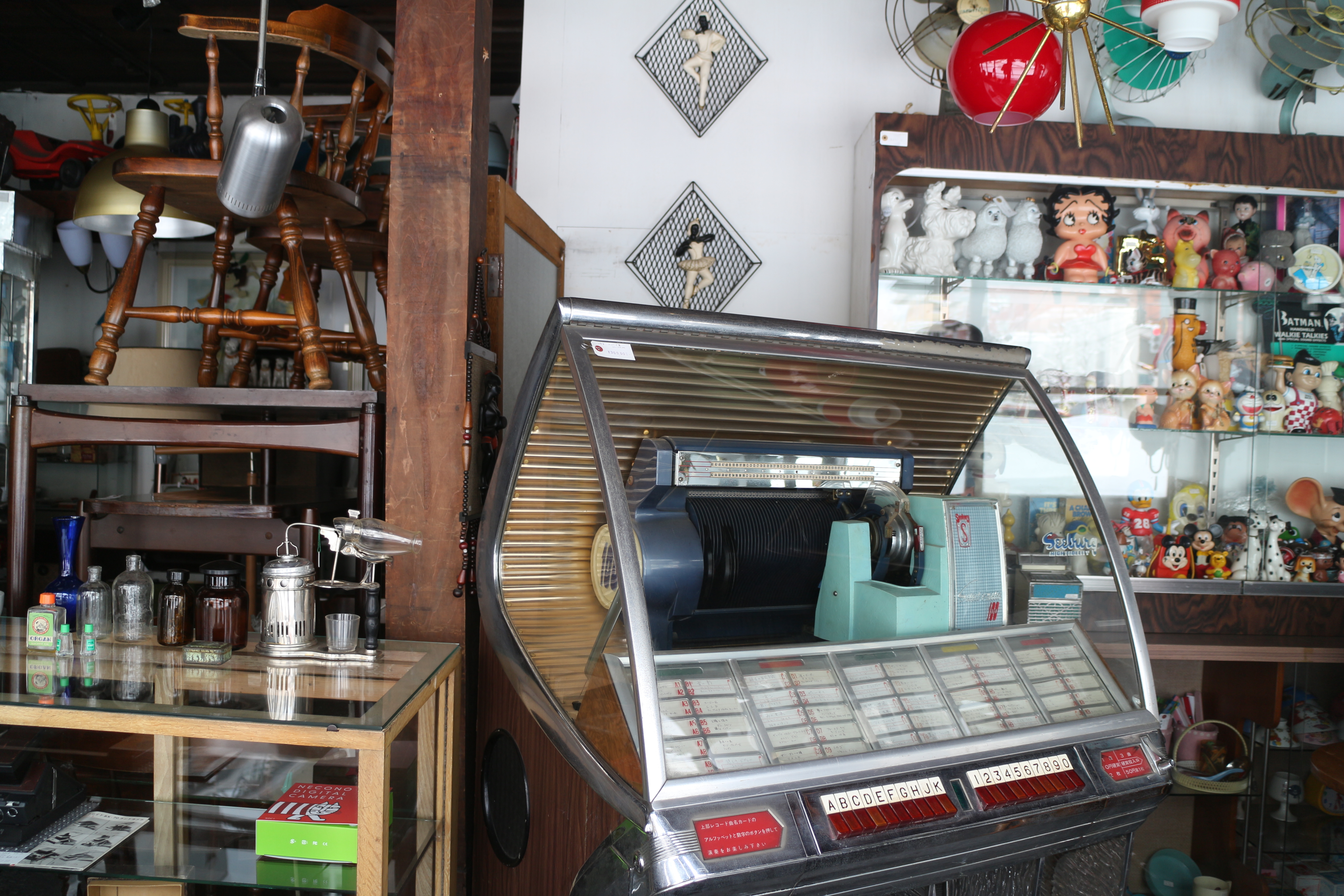 アンティークやジャンクをあつかっているお店。ジュークボックスというものを久しぶりに見た。EF-M 18-55mm F3.5-5.6 IS STM / 1/13秒 / F3.5 / 0EV / ISO100 / プログラム / WB：オート / 18mm