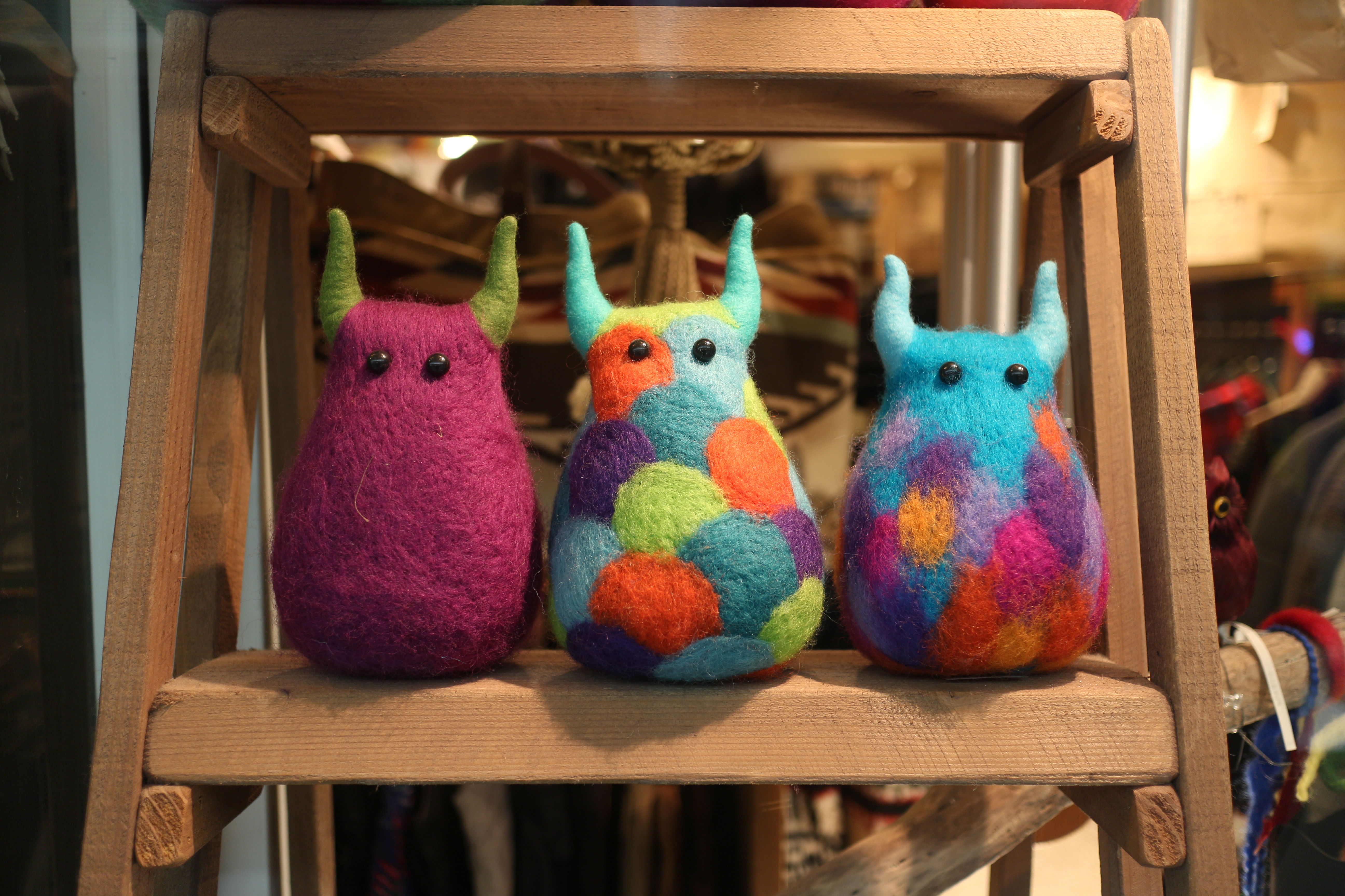 EF-M 22mmの絞り開放で。レンズが明るいのでISO100でもけっこう粘れる。売り物なのか、ただの飾りなのかは不明だが。EF-M 22mm F2 STM / 1/25秒 / F2 / +0.3EV / ISO100 / プログラム / WB：オート / 22mm