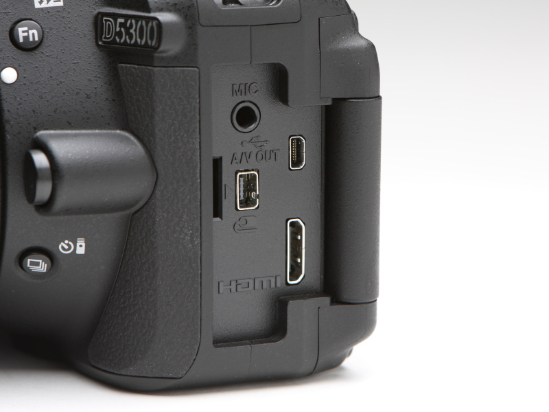 インターフェースは上より、外部マイク入力端子、USB/オーディオビデオ出力端子、アクセサリーターミナル、HDMIミニ端子。