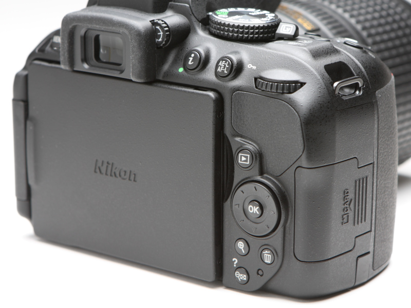 カメラ背面のボタン、ダイヤル類は液晶モニターに追いやられ、ボディの端に配置される。