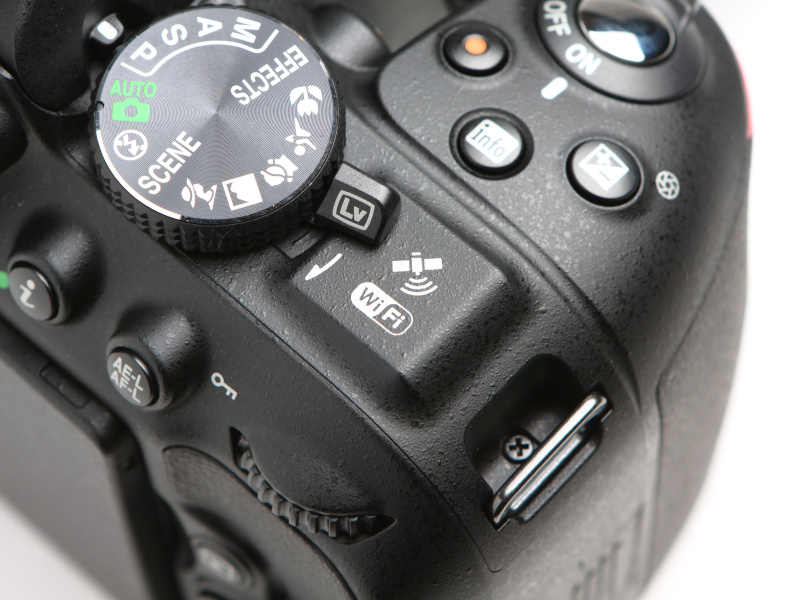 ニコンデジタル一眼レフとしては初めてとなる内蔵のWi-FiとGPS。